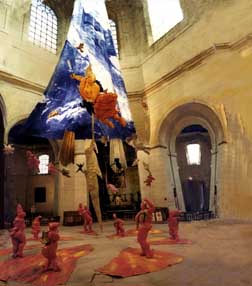 installation d'anges et de diable dans la Salpêtrière a paris
